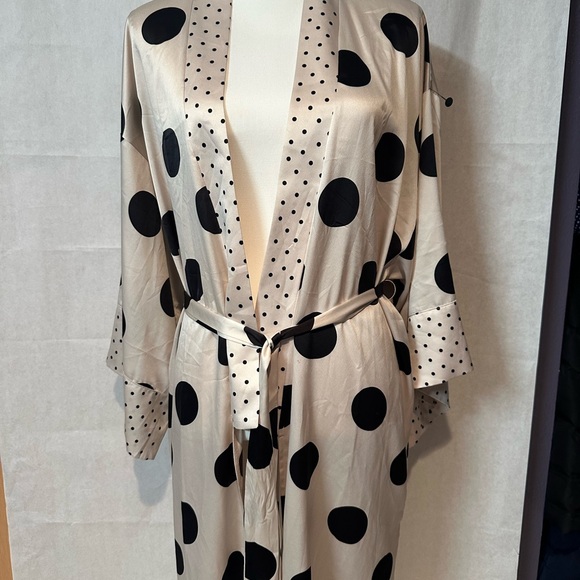 Victoria's Secret Black and Cream Polka Dot Robe - Picture 5 of 8